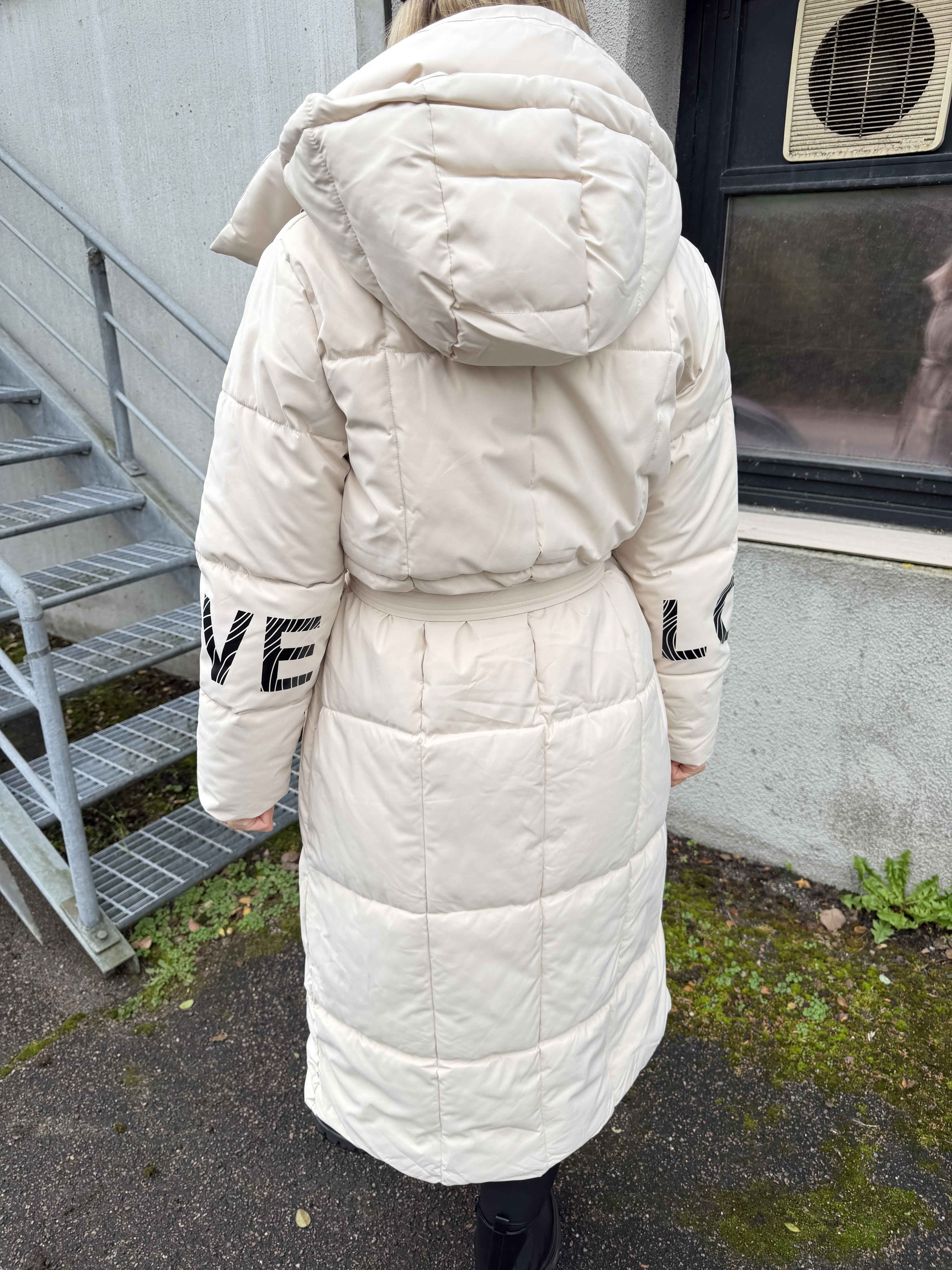 Snowie - Lang dynejakke med LOVE-detalje på ærmet og varm krave